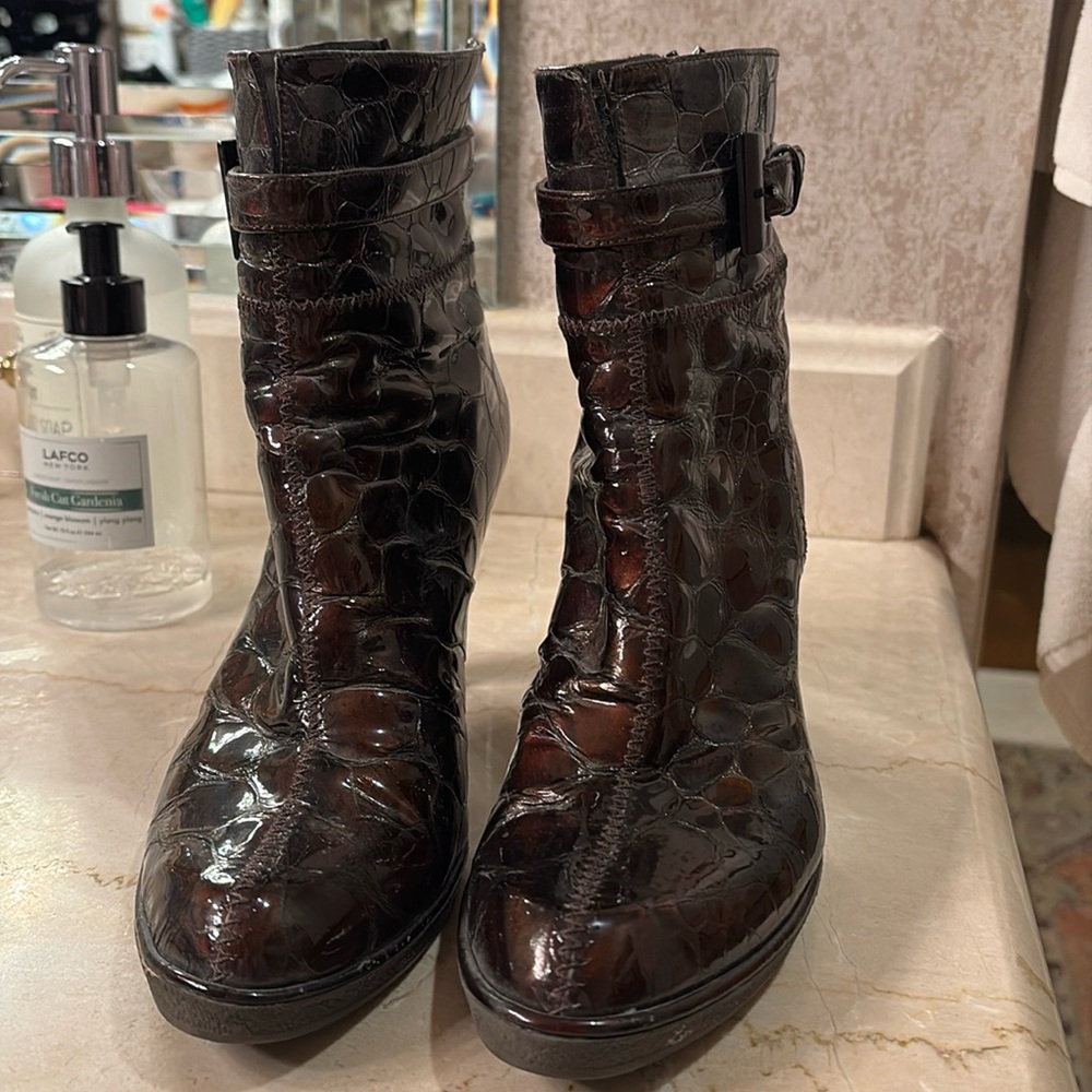 Stuart Weitzman alligator brown ankle boots with side buckle and back zipperr